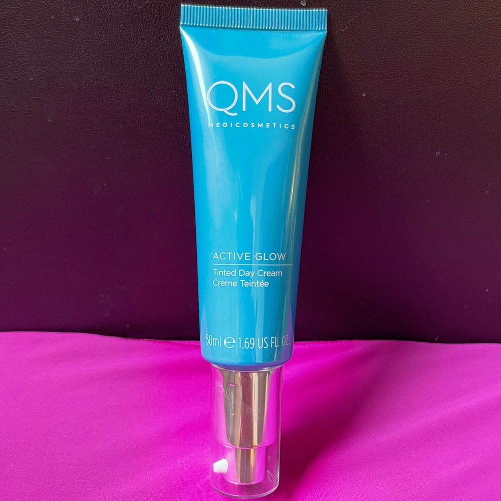 ACTIVE GLOW Lightly Tinted Active Moisturizer NEW